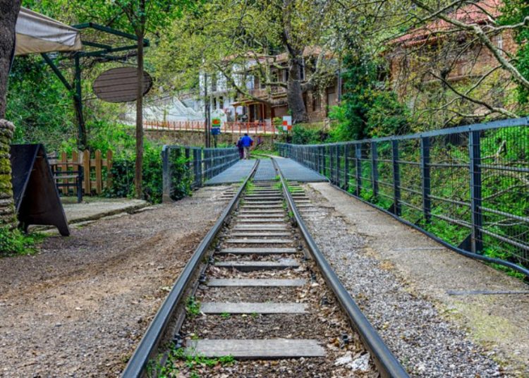 Σαν παραμύθι: Το χωριό στην Πελοπόννησο μέσα σε ένα φαράγγι που μαγεύει!