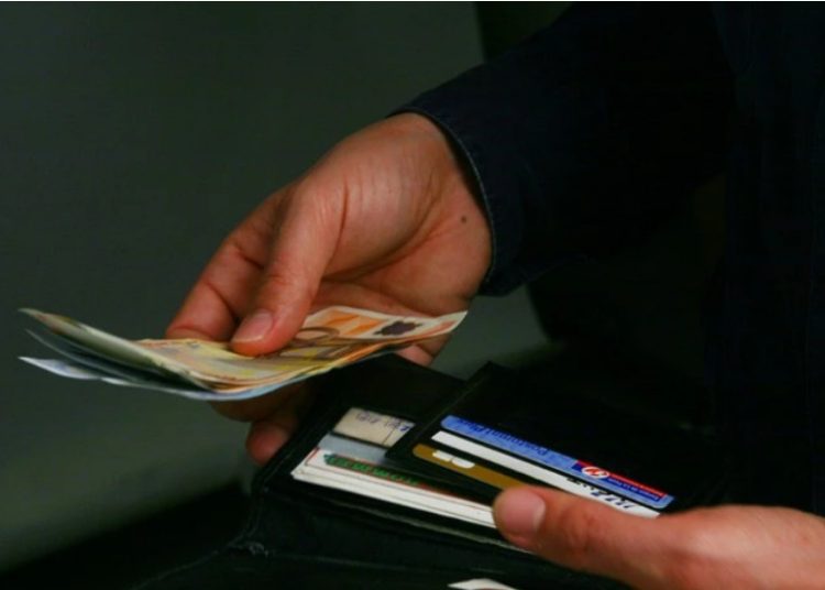 Γενναίες ρυθμίσεις οφειλών και «ενεργειακή κάρτα» στην κυβερνητική ατζέντα για την ακρίβεια