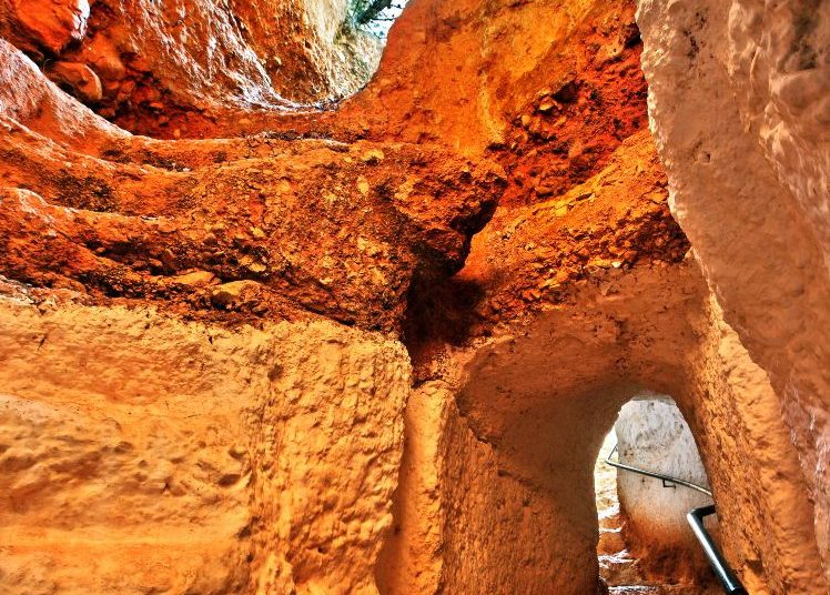 Δέος μόνο: Το εκκλησάκι στην Πελοπόννησο που είναι κυριολεκτικά χτισμένο μέσα στο βράχο! Βρέθηκαν ίχνη ζωής από το 4.000 π.Χ.