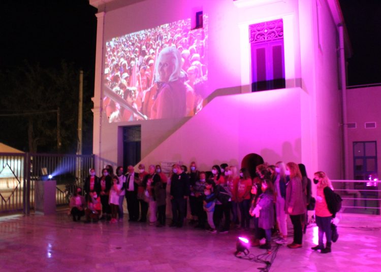 Συγκινητικές στιγμές στην εκδήλωση φωταγώγησης του Πολυχώρου Πολιτισμού Αμαλιάδας για τον καρκίνο του μαστού
