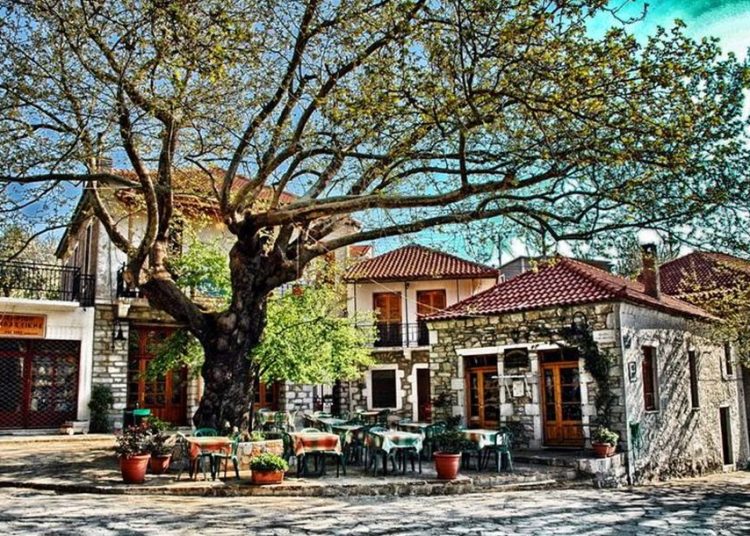 Πετρόχτιστα σοκάκια, καστανιές και έλατα: Το γραφικό χωριό της Πελοποννήσου στα 1.127 μέτρα που θα εύχεσαι να ήταν το δικό σου!