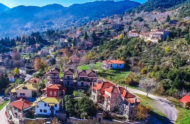 Tο «χωριό-σταρ» της Πελοποννήσου έχει… τα άνω, τα κάτω και τα μεσαία! Δείτε ποιο είναι