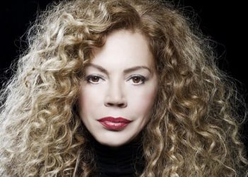 Εσπευσμένα στο νοσοκομείο η Ελένη Δήμου με κορωνοϊό