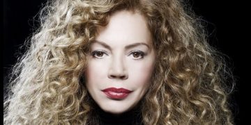 Εσπευσμένα στο νοσοκομείο η Ελένη Δήμου με κορωνοϊό