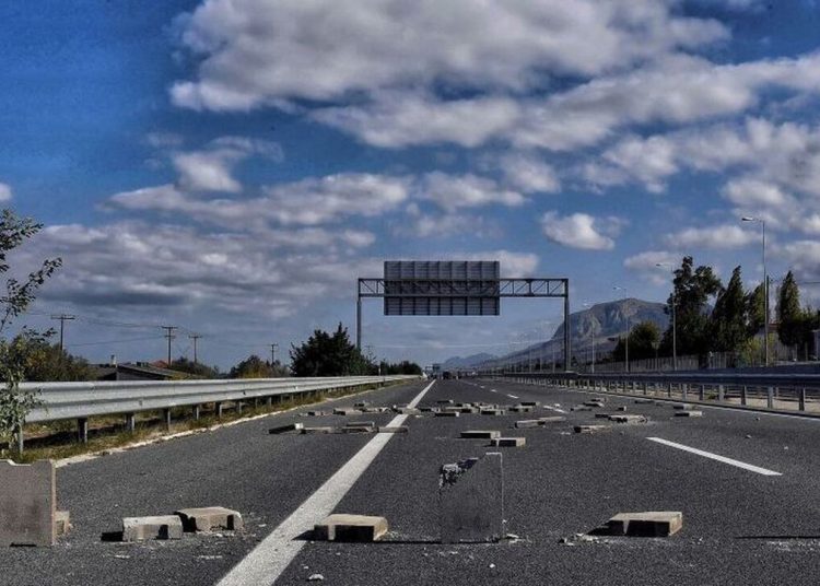 Κανονικά η κυκλοφορία στην Πατρών-Πύργου μετά τα νέα επεισόδια για τον θάνατο του Ρομά