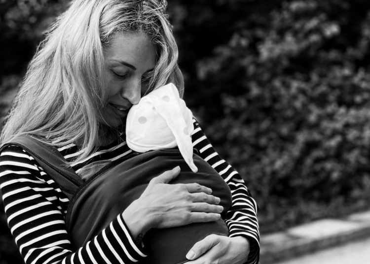 Η Μαρία Ηλιάκη θηλάζει δημόσια την κόρη της και στέλνει μήνυμα