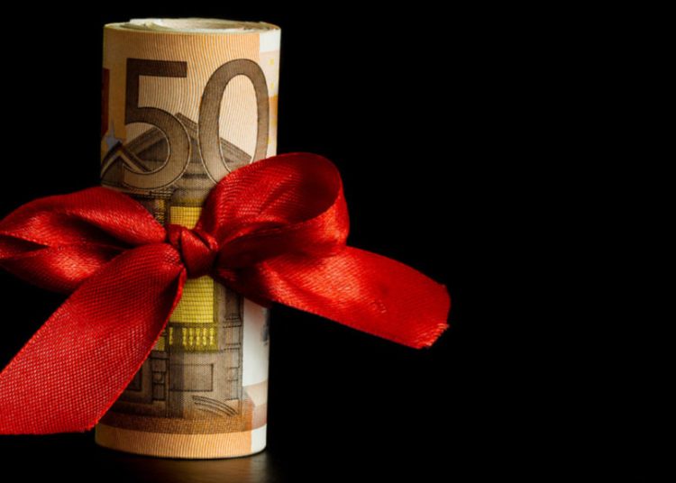 «Κοινωνικό Μέρισμα» Χριστουγέννων: Ποιοι θα πάρουν 900 ευρώ (παραδείγματα)