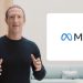 Facebook – Meta: Ο Ζούκερμπεργκ ποζάρει με το νέο λογότυπο και την επωνυμία της εταιρείας του