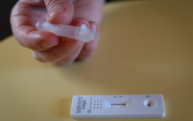 ΥΠΑΙΘ: Mία συσκευασία με 5 δωρεάν self tests για όλους τους μαθητές από 1 έως 6 Νοεμβρίου