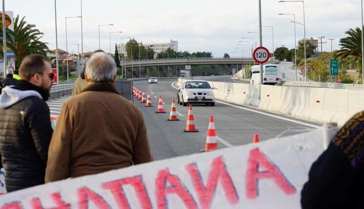 Αποκλεισμός το μεσημέρι της Πατρών- Κορίνθου -Ξεσηκωμός στο Αίγιο για το τμήμα Φυσικοθεραπείας