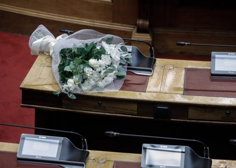 Παύση εργασιών στη Βουλή για τον θάνατο της Φώφης Γεννηματά – Λουλούδια στο έδρανο της και ενός λεπτού σιγή στην Ολομέλεια