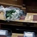 Παύση εργασιών στη Βουλή για τον θάνατο της Φώφης Γεννηματά – Λουλούδια στο έδρανο της και ενός λεπτού σιγή στην Ολομέλεια