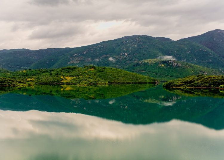 Δείτε τη λίμνη της Πελοποννήσου με το “μυθικό” όνομα με την κινηματογραφική ομορφιά!