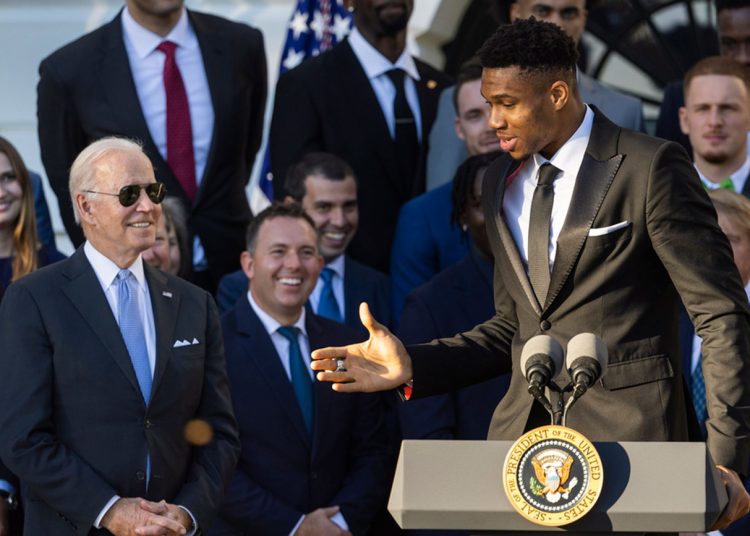 Στον Λευκό Οίκο Γιάννης και Θανάσης Αντετοκούνμπο: Η αποθέωση από τον Μπάιντεν, οι αναφορές στα Σεπόλια, η συγκίνηση