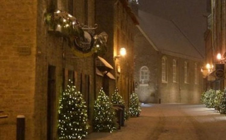 Συνειδητοποιείς πως τα χρόνια περνούν όταν τα Χριστούγεννα δεν θέλεις πια δώρα αλλά ανθρώπους