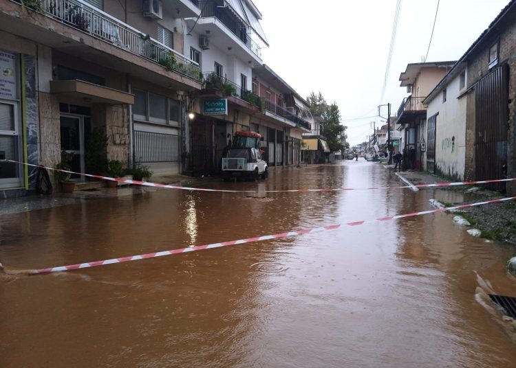 Βάρδα: Πεζοί διασχίζουν πλημμυρισμένους δρόμους
