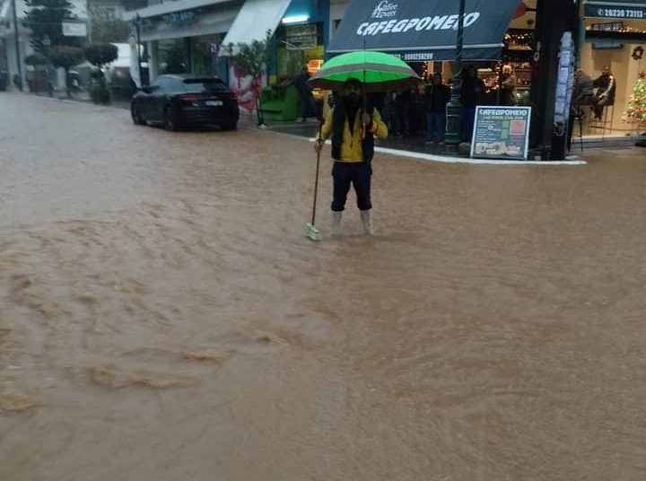 Βάρδα: Πεζοί διασχίζουν πλημμυρισμένους δρόμους