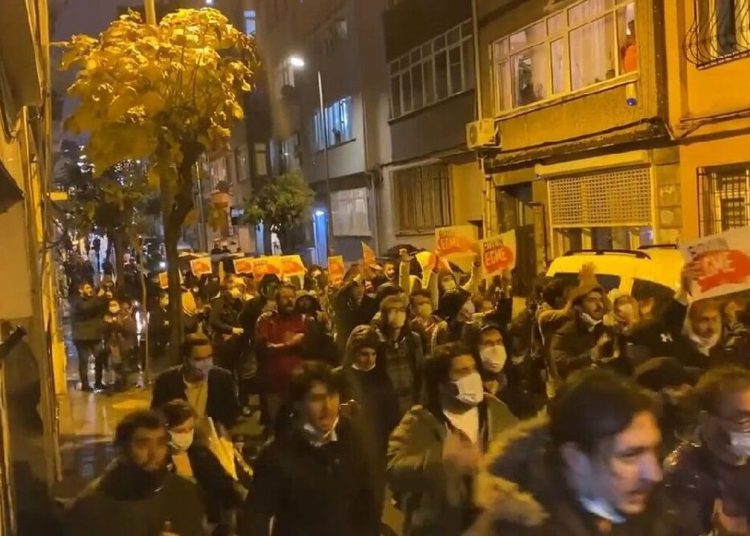 Οικονομικό κραχ στην Τουρκία: Καφές, ζάχαρη και λάδι με δελτίο – O κόσμος στους δρόμους ζητάει παραίτηση του Ερντογάν