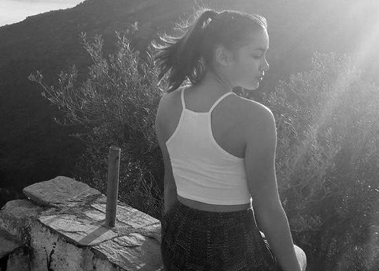 Αδερφικός φίλος της Καρολάιν για Μπάμπη Αναγνωστόπουλο: «Πόσες φορές θα τη δολοφονήσει;»