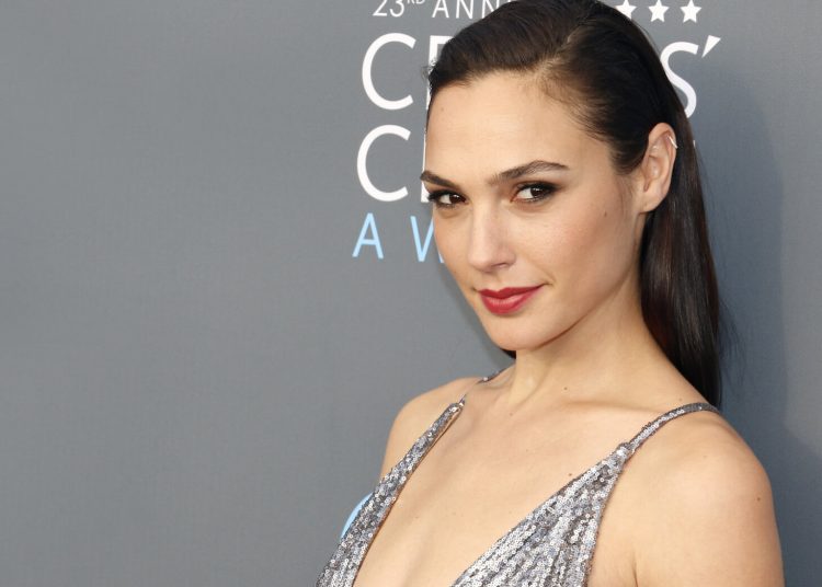 Η αλήθεια για τον γάμο της Gal Gadot: Το πάρτι στην έρημο, η διαφορά ηλικίας και τα μυστικά