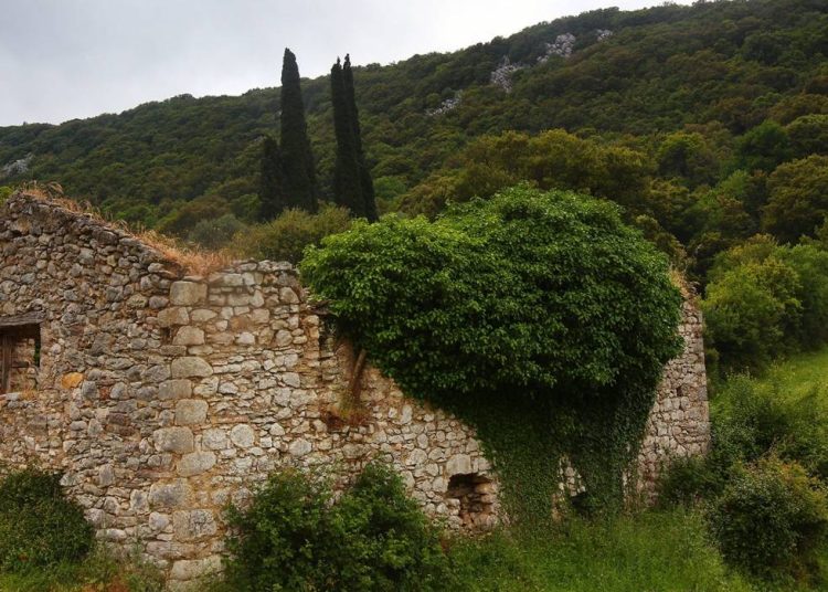 Δείτε σε ποιο χωριό της Πελοποννήσου βρίσκεται η «χιλιοτραγουδισμένη» αυλή της Παπαλάμπραινα