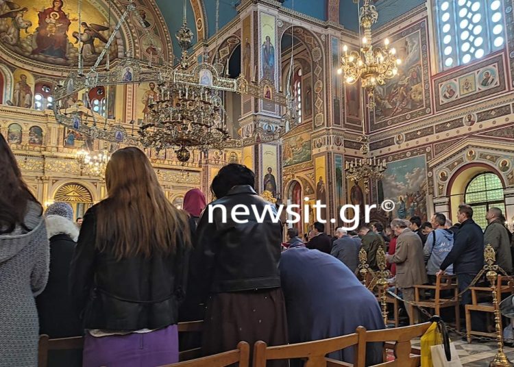 Κορονοϊός – εκκλησίες: Ουρές, συνωστισμός και «αντίο» μάσκες