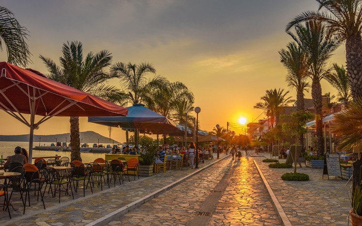 Το παραθαλάσσιο χωριό της Πελοποννήσου που μοιάζει με σκηνικό κινηματογραφικής ταινίας