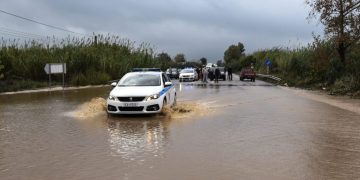 Καλά Χριστούγεννα Υπουργέ Κ. Καραμανλή. Μην βιάζεσαι… δεν χρειαζόμαστε τον νέο δρόμο Πατρών-Πύργου. Αν μπορείς στείλε μας βάρκες ή μονόξυλα να κυκλοφορούμε…