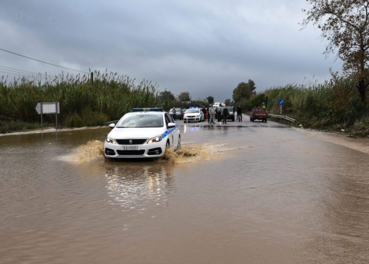 Καλά Χριστούγεννα Υπουργέ Κ. Καραμανλή. Μην βιάζεσαι… δεν χρειαζόμαστε τον νέο δρόμο Πατρών-Πύργου. Αν μπορείς στείλε μας βάρκες ή μονόξυλα να κυκλοφορούμε…