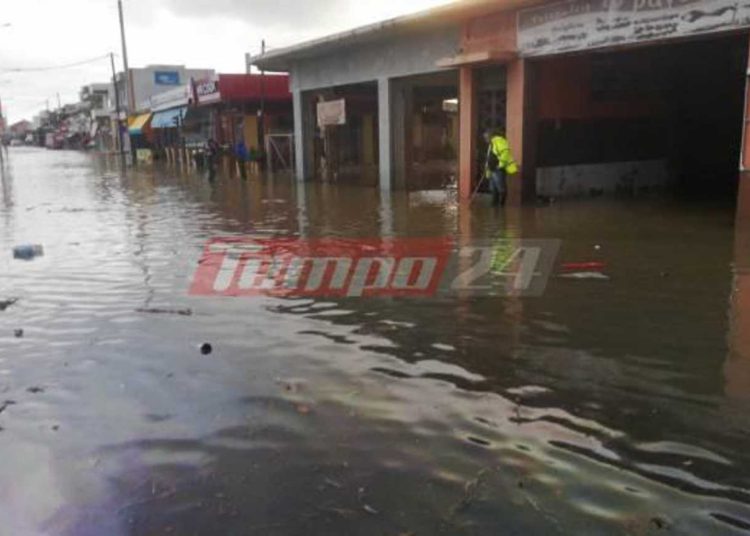 Πάτρα: Απίστευτες εικόνες στο παραλιακό μέτωπο με τη θάλασσα να έχει καλύψει τα πάντα