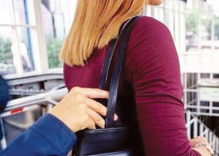Αμαλιάδα: Της έκλεψε το πορτοφόλι ενώ περπατούσε στο δρόμο