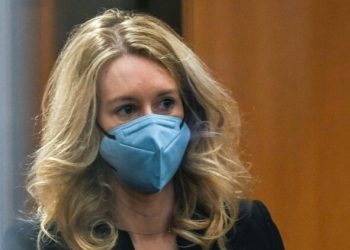 Σκάνδαλο Theranos: Αντιμέτωπη με 20 χρόνια στη φυλακή η Ελίζαμπεθ Χολμς