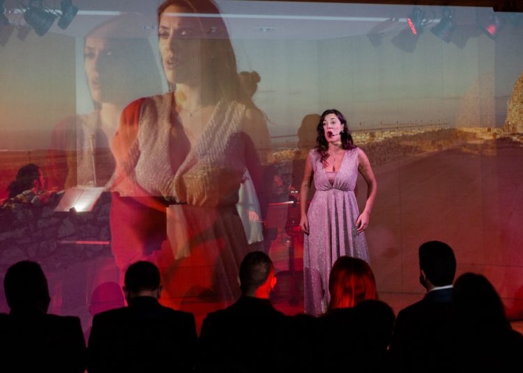 Η Περιφέρεια “πήγε” το Κάστρο Χλεμούτσι στο Μέγαρο Μουσικής