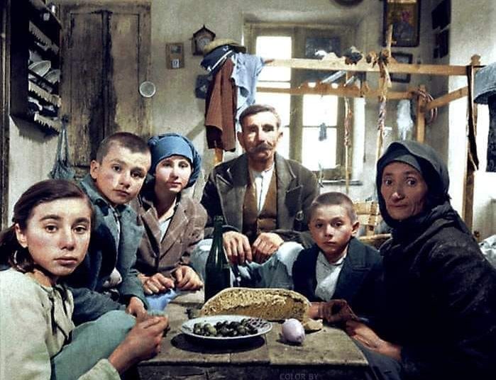 Ένα καρβέλι ψωμί, ένα κρεμμύδι κι ένα πιάτο ελιές για 6 στόματα