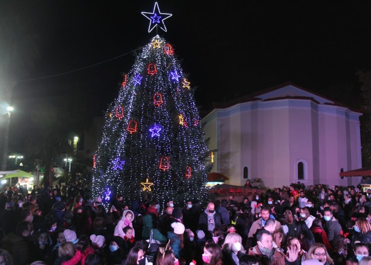 Αμαλιάδα: Φωταγωγήθηκε το Χριστουγεννιάτικο δέντρο
