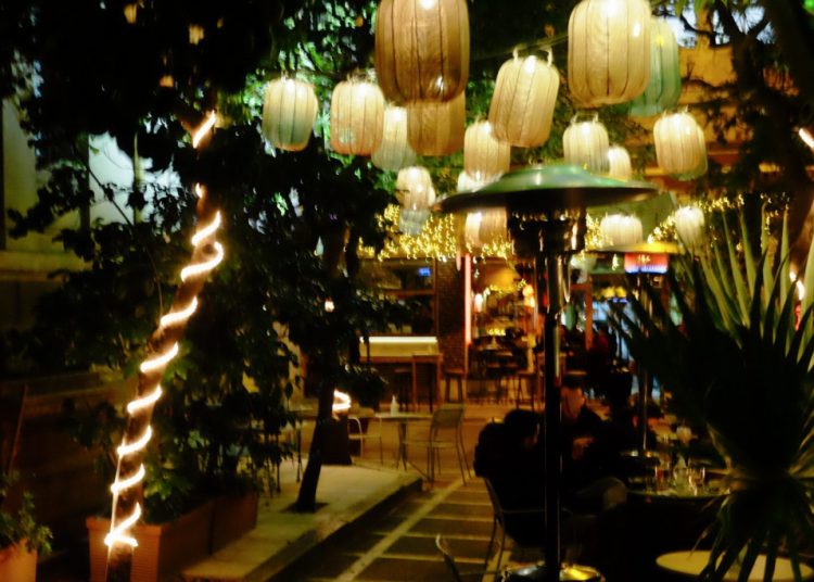 Κοροναϊός – Το «μαύρο» ρεκόρ κρουσμάτων βάζει… σε σίγαση τα καταστήματα – Από πότε κλείνει η μουσική