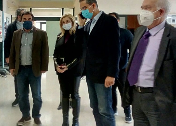 ΠΥΡΓΟΣ: Ο Υφυπουργός Παιδείας κ. Άγγελος Συρίγος έφερε την κλειδαριά για το Πανεπιστήμιο Πύργου