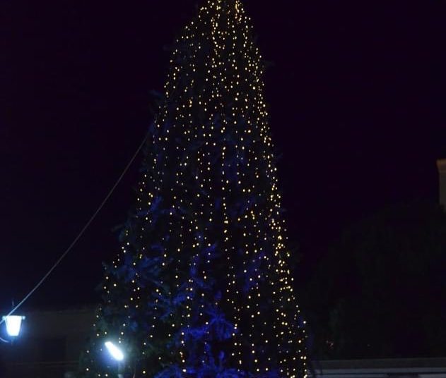 Φωταγωγήθηκαν τα Χριστουγεννιάτικα δέντρα σε Κυλλήνη και Λεχαινά
