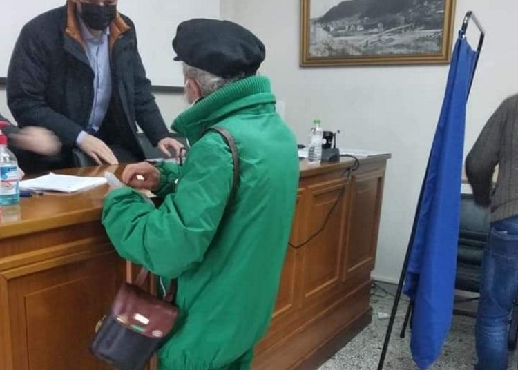 Εκλογές ΚΙΝΑΛ – Τρίκαλα: Ο 82χρονος που ψήφισε ντυμένος στα πράσινα από την κορυφή ως τα νύχια