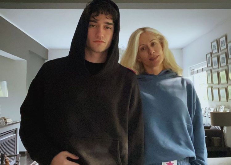 Μαρία Μπακοδήμου «Δεν παρεμβαίνουμε ο ένας στη ζωή του άλλου» – Η κοινή συνέντευξη μαμάς και γιου