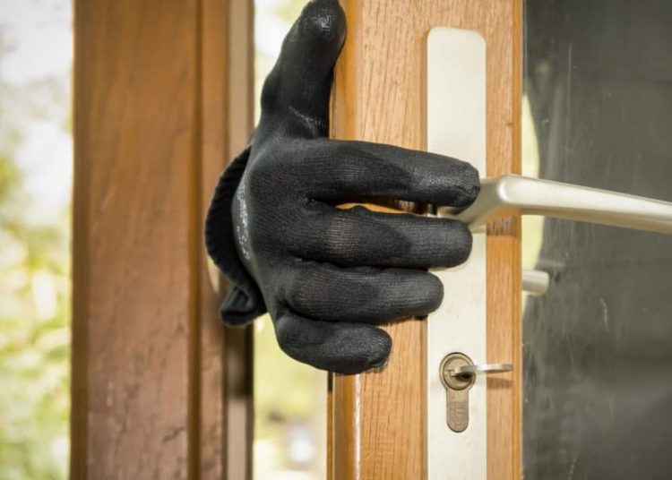 Γαστούνη: Μπήκε στο σπίτι και έκλεψε 250 ευρώ