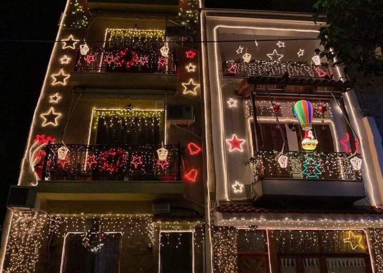 Πάτρα: Το σπίτι με τα 15.000 λαμπιόνια που έγινε viral (Video)