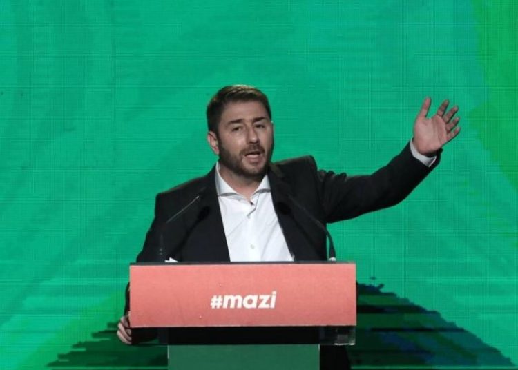 Ν. Ανδρουλάκης: Το πάρτι τελείωσε, το ΠΑΣΟΚ επιστρέφει – ο Ανδρέας Παπανδρέου με άκαπνους της εποχής έκανε το ΠΑΣΟΚ κόμμα εξουσίας