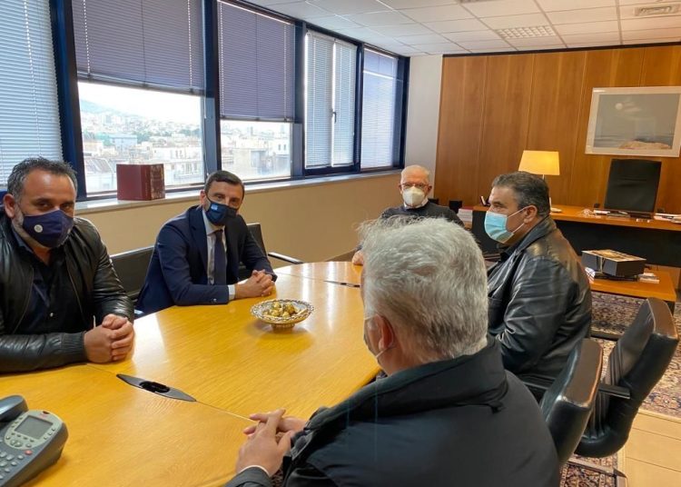 Ο Ανδρέας Νικολακόπουλος στον πρόεδρο του ΕΛΓΑ με αγρότες