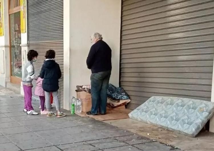 Συγκίνηση: Άστεγος δίνει κέρματα σε παιδάκια που του είπαν τα κάλαντα