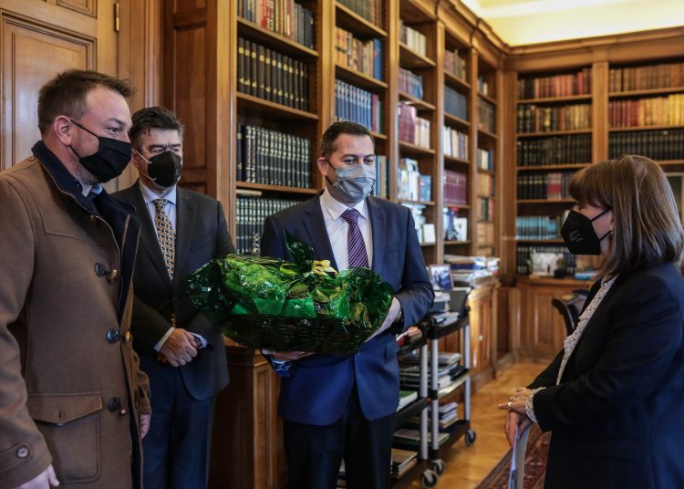 Στην Πρόεδρο της Δημοκρατίας δόθηκε γλάστρα από την Καυκανιά