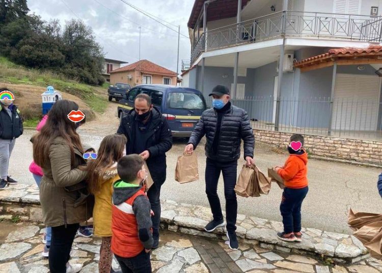 Παιχνίδια και γλυκά στα παιδιά των ορεινών και πυρόπληκτων περιοχών του Δήμου Πύργου