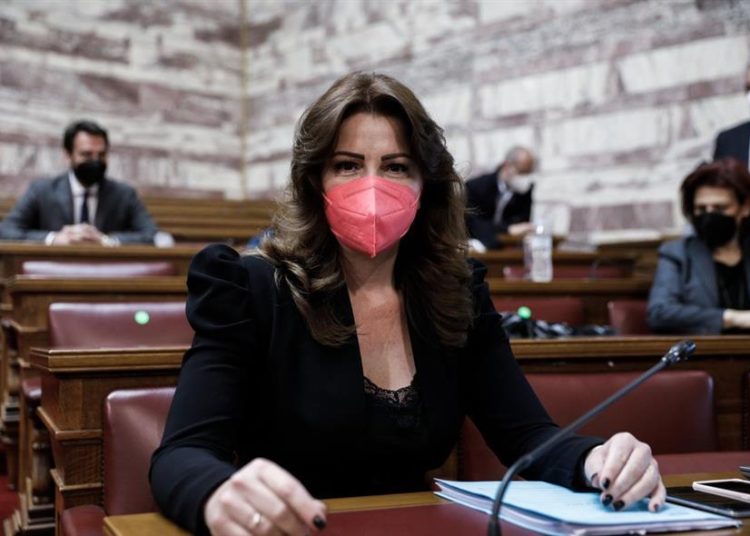 Κατερίνα Παπακώστα: Η βουλευτής της ΝΔ ζητά να κοπούν πρόστιμα στους εγκλωβισμένους οδηγούς