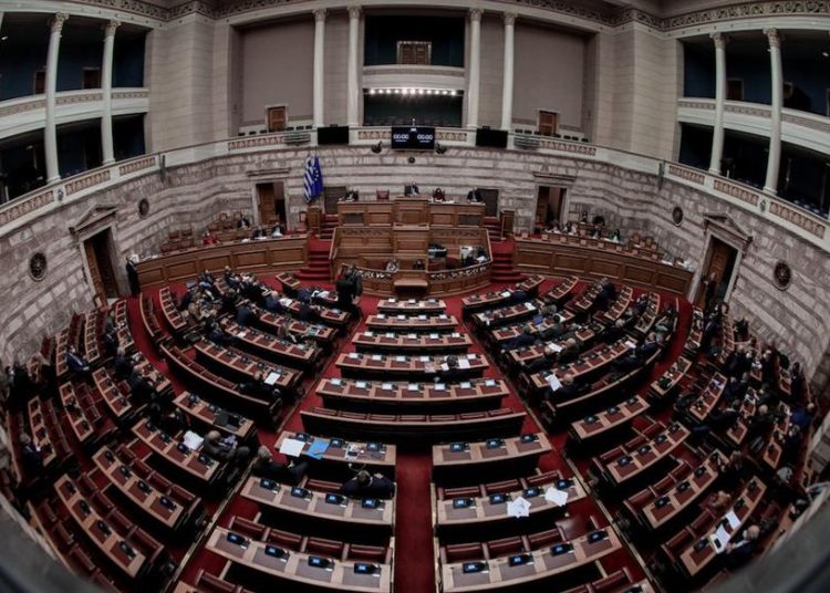 Βουλή: Καβγάς Άδωνη – Πολάκη, τους χώρισε η φρουρά