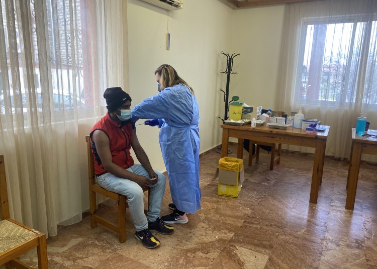 Μανωλάδα: Με επιτυχία συνεχίστηκε η εκστρατεία εμβολιασμού στους εργάτες γης